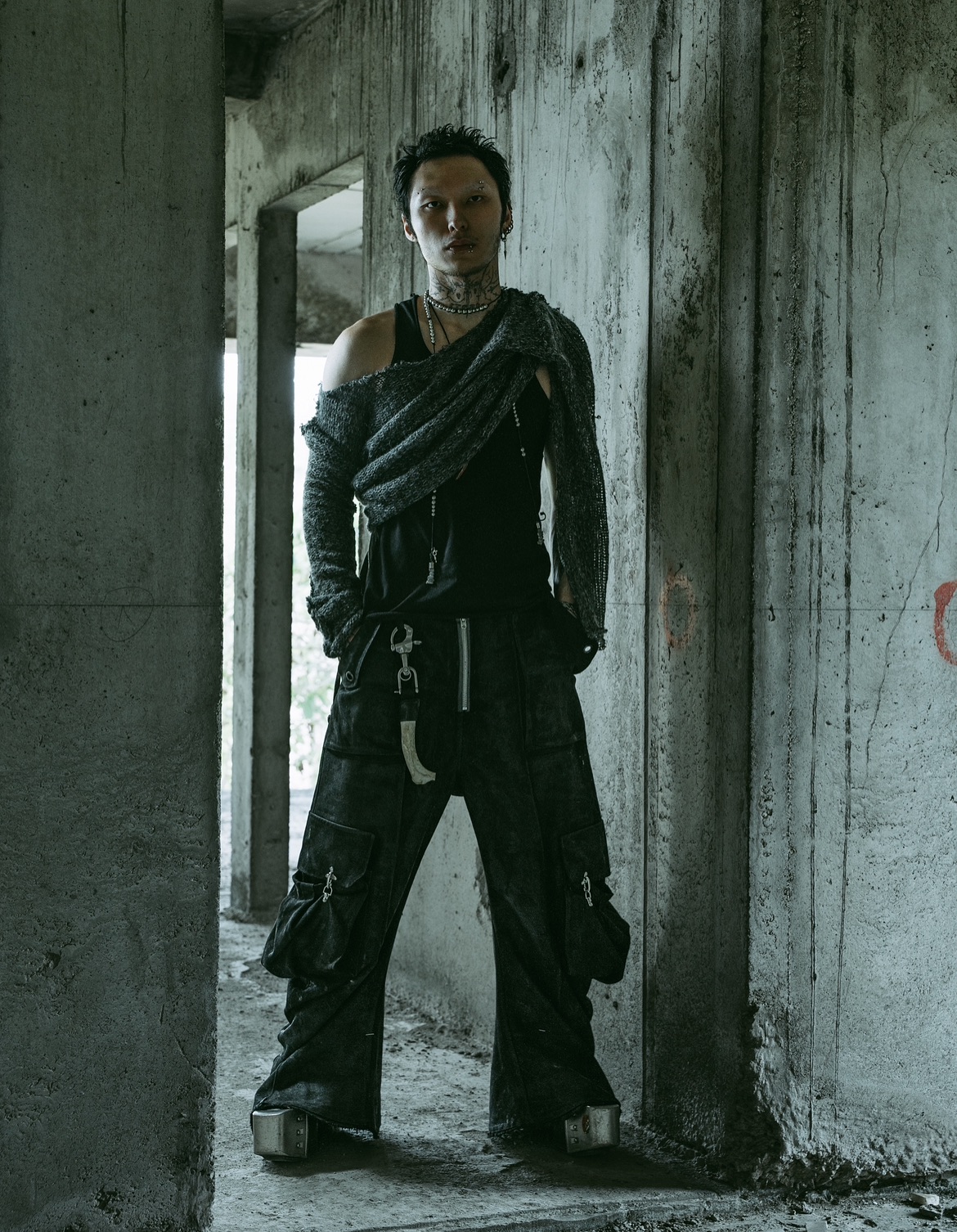 LOOK 04 / BLACK PILE
